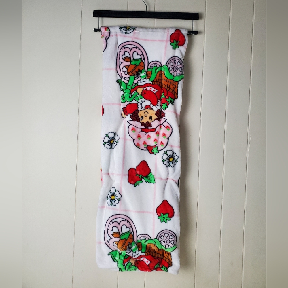 STRAWBERRY SHORTCAKE White Gingham Throw Blanket - Picture 3 of 4